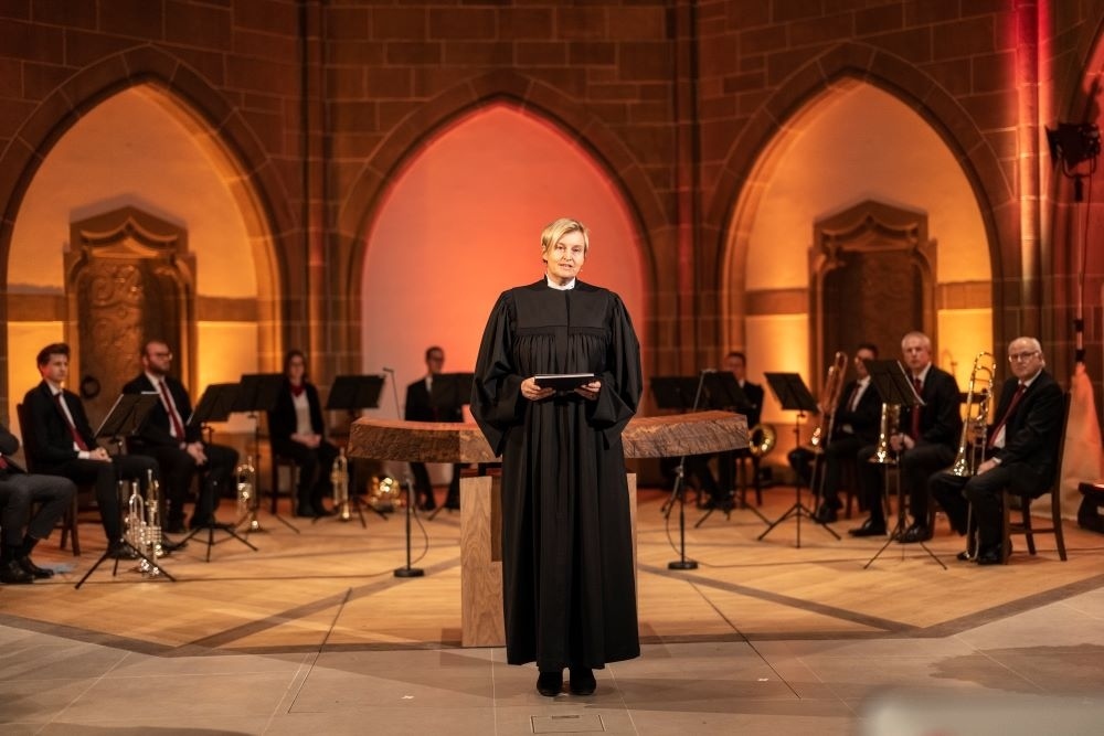 Bundesweite Spendenaktion mit Festgottesdienst aus Detmold gestartet - Pfarrerin Dr. Dagmar Pruin, Präsidentin Brot für Welt beim Festgottesdienstes zur Eröffnung der 63. Aktion Brot für die Welt am 1. Advent aus der Christuskirche in Detmold unter dem Motto „Eine Welt. Ein Klima. Eine Zukunft. Gemeinsam für Klimagerechtigkeit“. (Hermann Bredehorst / Brot für die Welt