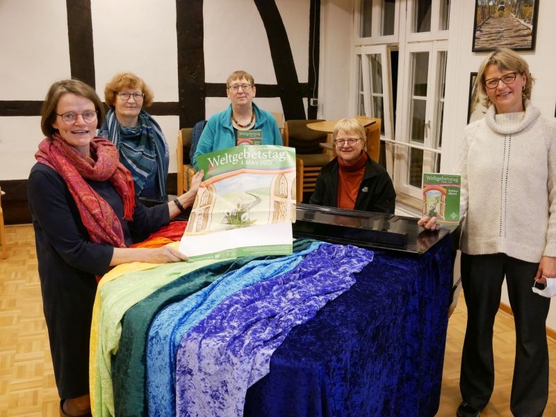 Zukunftsplan: Hoffnung - Vorbereitung des Weltgebetstages England-Wales-Nordirland. Mit Pfarrerin Brigitte Fenner, Maria Beineke-Koch, Susanne Tono, Annette Wolf und Pfarrerin Ulrike Bell (von links).