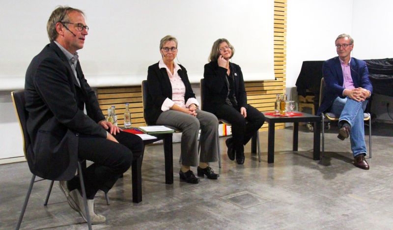 Zwanzig durchbohrte Steine aus Togo - Diskussion: Moderator Dieter Bökemeier, Landespfarrer für Diakonie, Ökumene und Migration; Sabine Hartmann, landeskirchliche Referentin für ökumenisches Lernen; Heike Jakubeit, Generalsekretärin der Norddeutschen Mission und Michael Zelle, Direktor des Lippischen Landesmuseums (von links).
