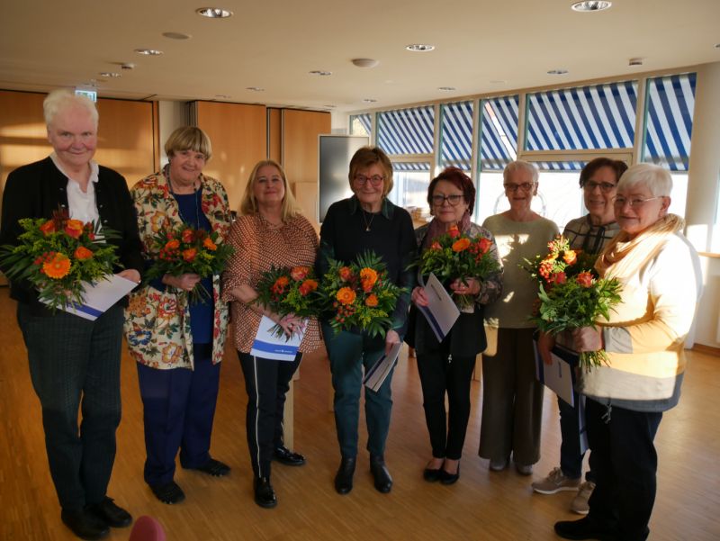 Auf dem Weg in die Zukunft - Wurden für ihr Engagement in der ÖKAH von der Vorsitzenden Bärbel Luft (6. v. l.) geehrt: Erika Siemon, Christa Behmenburg, Gisela Adolph, Gudrun Rinne, Anneliese Kronshage, Magdalene Kehne, Frauke Humke (v.l.).