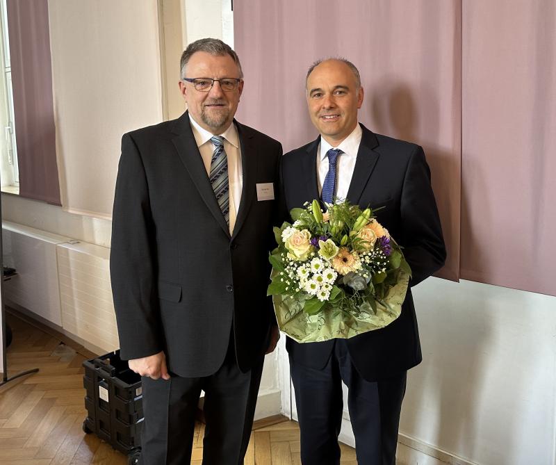 Kirchenrat gewählt - Der Präses der Lippischen Landessynode, Michael Keil, gratuliert Martin Bock (rechts) zur Wahl ins Amt des Juristischen Kirchenrates. Foto: Lippische Landeskirche
