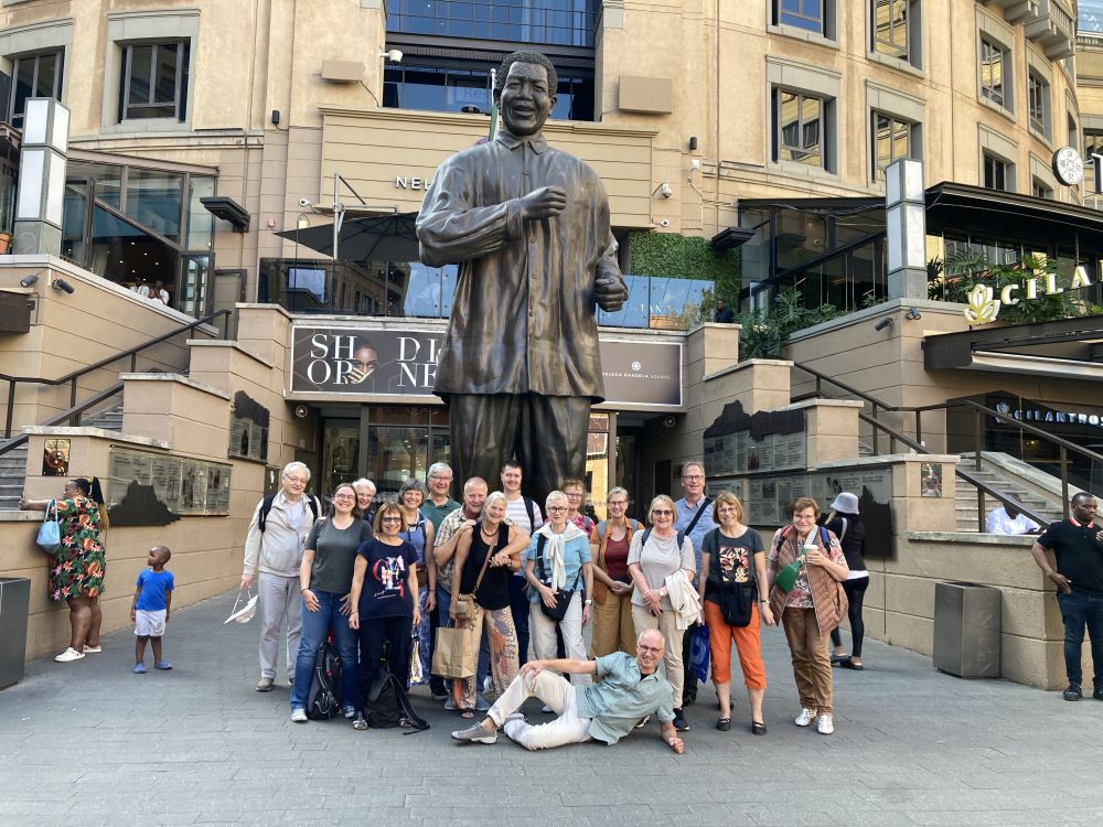Armut und gesellschaftliche Ungerechtigkeit - Vor der Statue Nelson Mandelas in Johannesburg: die Reisegruppe aus Lippe.