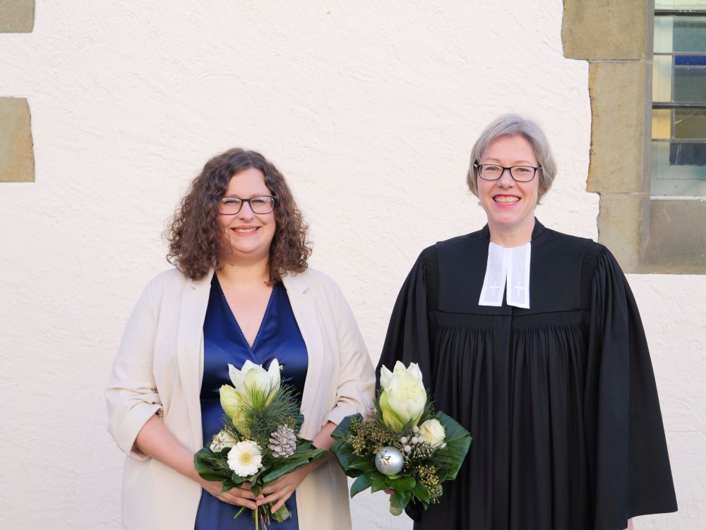 Dank und Einführung - Blumen für die neuen Mitarbeiterinnen. Daniela Stüker und Birgit Schneider freuen sich auf ihre neue Arbeit (von links).