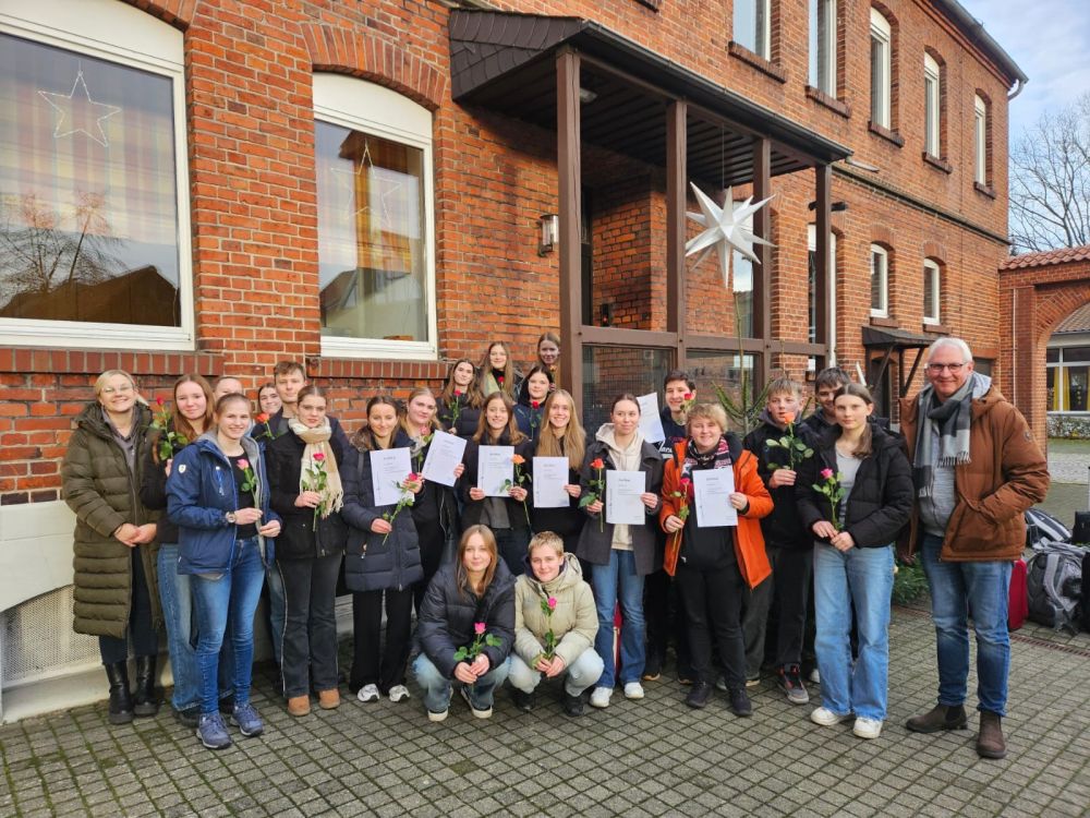 Erfolgreiche Ausbildung - Theologie-Seminar in Wiedenbrück: Die jungen Ehrenamtlichen wurden begleitet von Jugendbildungsreferentin Johanna Ancutko (links) und Landesjugendreferent André Stitz (rechts).